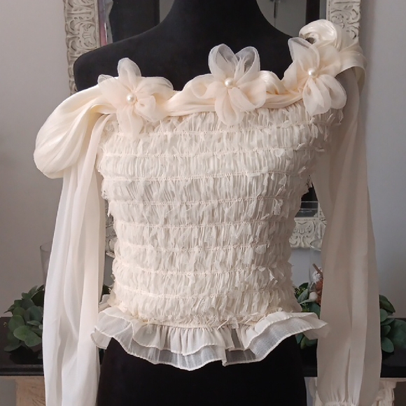 Chic Cream Blouse with Floral Details - Picture 8 of 10